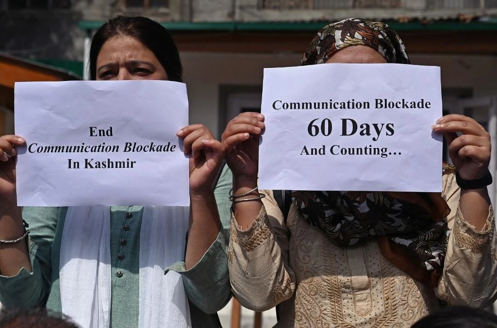 Journalists protest on October 3, 2019 against restrictions of the Internet and mobile phone networks in Kashmir. (AFP)