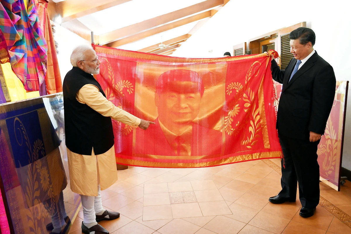 India's Prime Minister Narendra Modi and China's President Xi Jinping exchange gifts in Mamallapuram on the outskirts of Chennai, India, October 12, 2019. (Reuters)