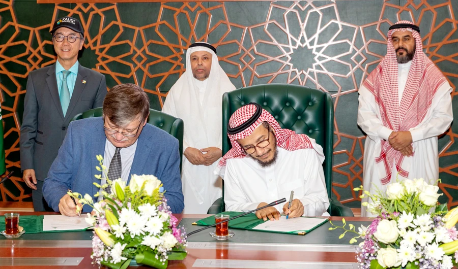 Donal Bradley, KAUST vice president for research, and Yusuf Al-Turki, KAU vice president for graduate studies and scientific research, signed the MoU during a ceremony at KAU.