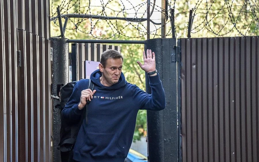 Russian opposition leader Alexei Navalny waves as he leaves the detention centre in Moscow on August 23, 2019. (File/AFP)