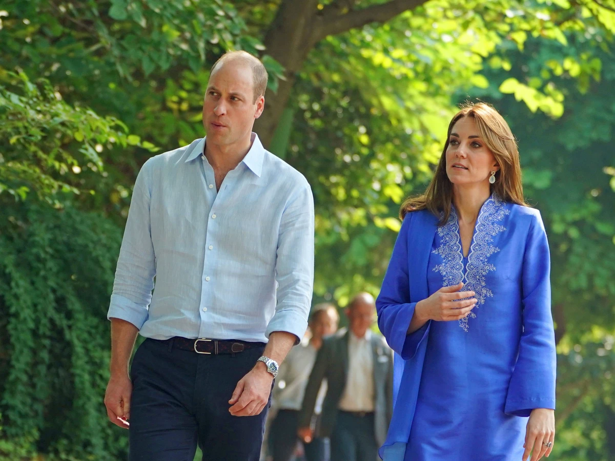 Kate Middleton steps out in traditional Pakistani outfit