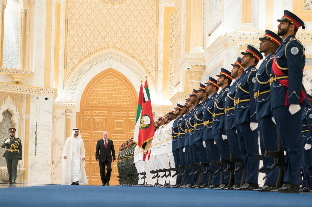 Abu Dhabi Crown Prince Sheikh Mohamed bin Zayed with Russian President Vladimir Putin during arrival ceremonies in the emirate. (AFP)