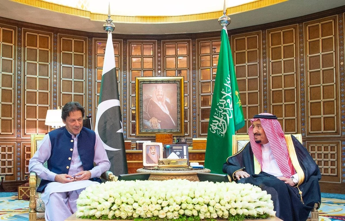 King Salman receives Imran Khan in Riyadh during the Pakistani prime minister's visit to Saudi Arabia. (SPA)
