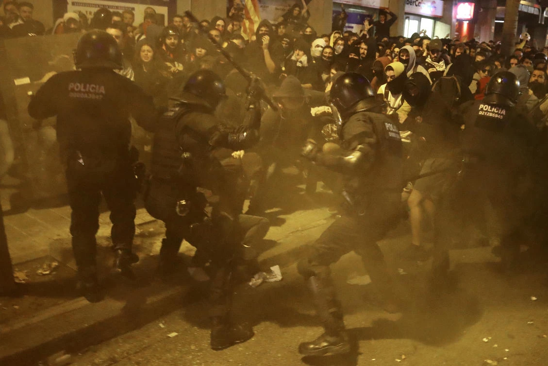 Clashes erupt in Barcelona as Catalans keep up pressure for split from Spain