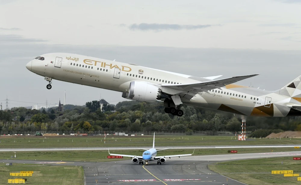 Abu Dhabi’s giant Etihad Airways and Sharjah’s low-cost carrier Air Arabia announced an agreement to launch a new low-cost airline based in the UAE capital. (File/AFP)