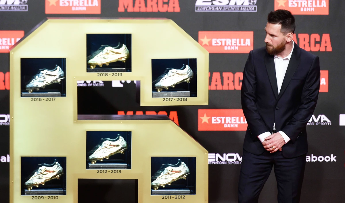 FC Barcelona's Lionel Messi receives his sixth Golden Shoe. (AFP)