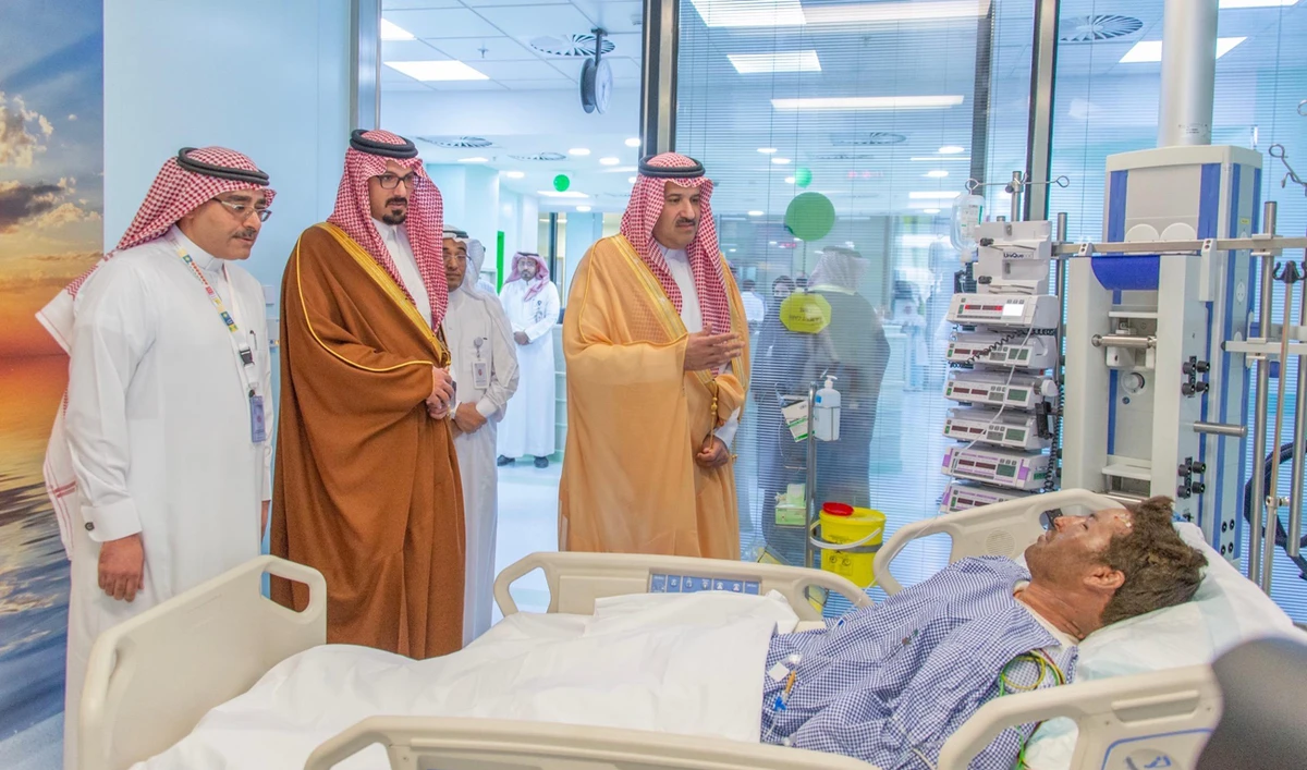 Madinah Gov. Prince Faisal bin Salman visiting the injured in hospital. (SPA)