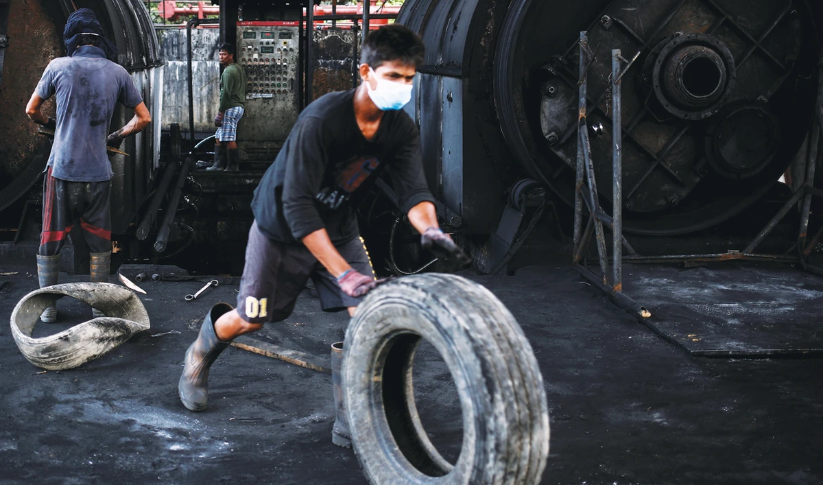. Workers operate furnaces at a tyre pyrolysis plant in Kulai, Johor, Malaysia August 7, 2019. Picture taken August 7, 2019. more and more text please (Reuters)
