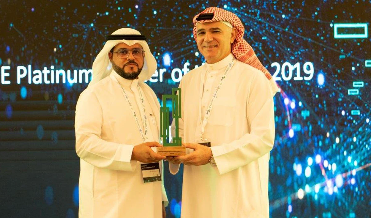 Issa Al-Khamees, managing director of HPE Saudi Arabia, presented the award to NATCOM Chairman Ali Alireza.