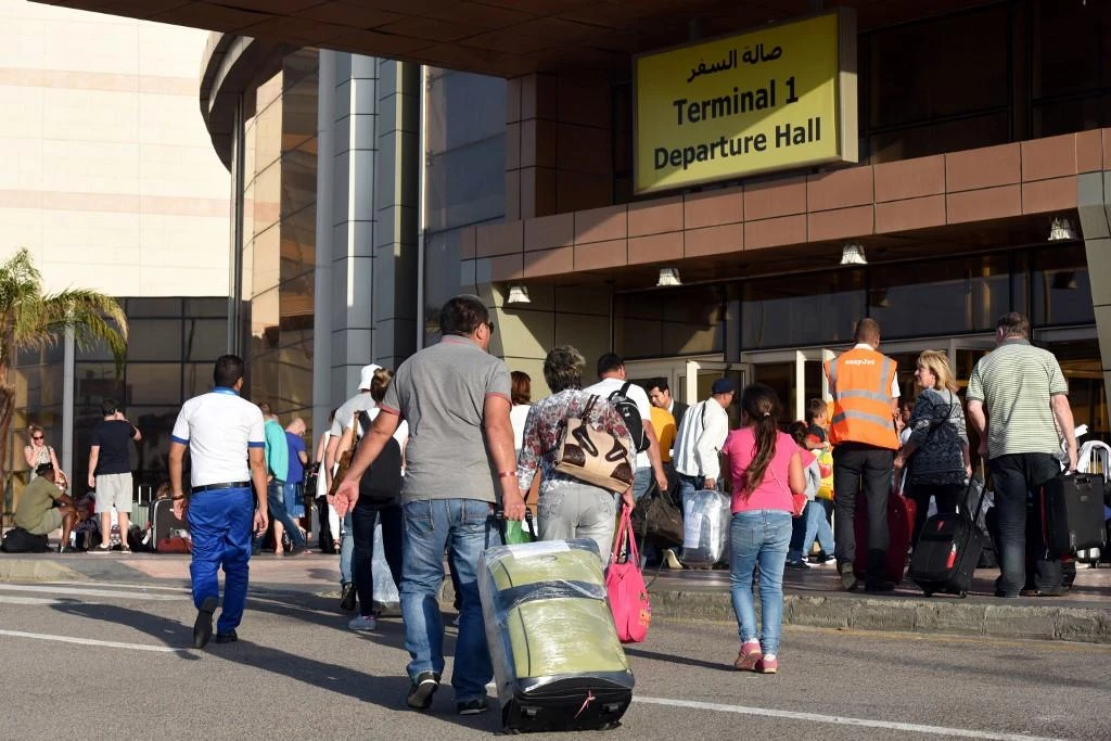Tourists arrive at the airport in Egypt’s Red Sea resort of Sharm El-Sheikh on November 9, 2015 for evacuation following an earlier Daesh bombing that brought down a Russian passenger plane. (AFP)