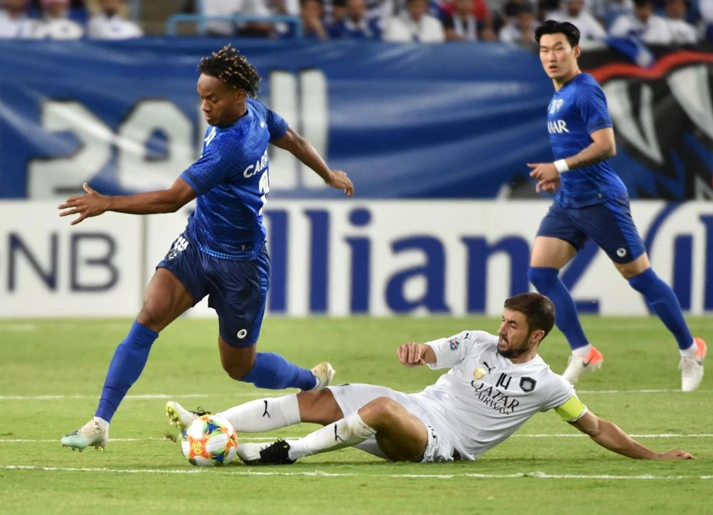 Hilal’s midfielder Andre Carrillo fights for the ball with Sadd’s midfielder Gabi during the second leg of the AFC Champions League semifinals football match between Qatar’s Al Sadd and Saudi’s Al Hilal in Riyadh. (AFP)