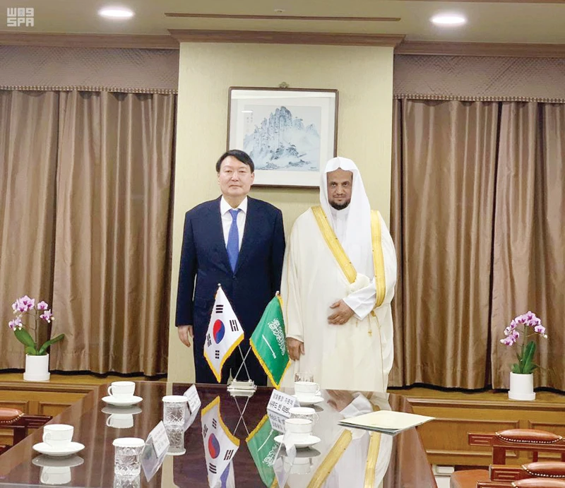Saudi Attorney General Sheikh Saud bin Abdullah Al-Mua’jab meets his South Korean counterpart Yoon Seok-youl in Seoul. (SPA)