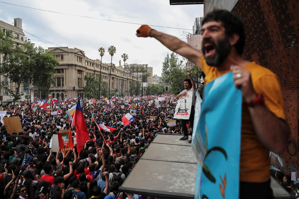 Demonstrators march during a protest against Chile's state economic model in Santiago, Chile, on October 25, 2019. (REUTERS/Ivan Alvarado)
