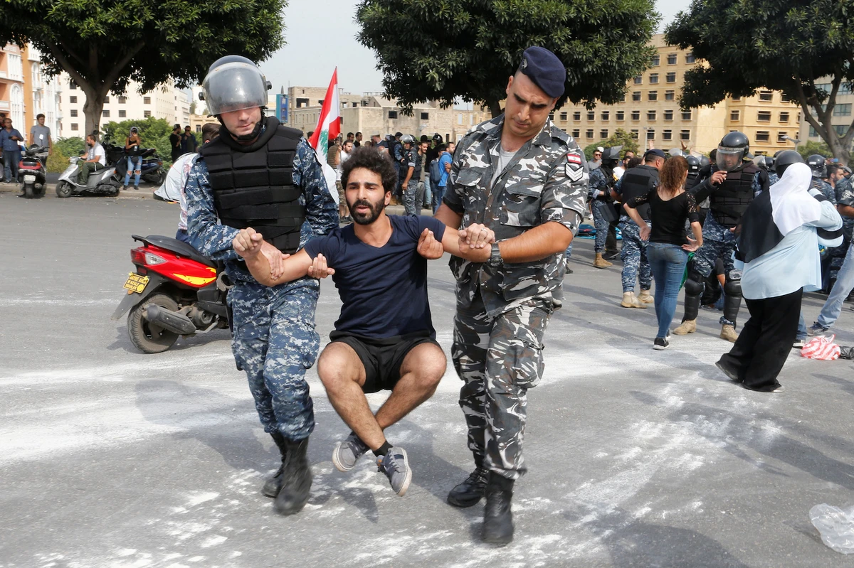 Lebanese police drag protesters, remove roadblocks in Beirut