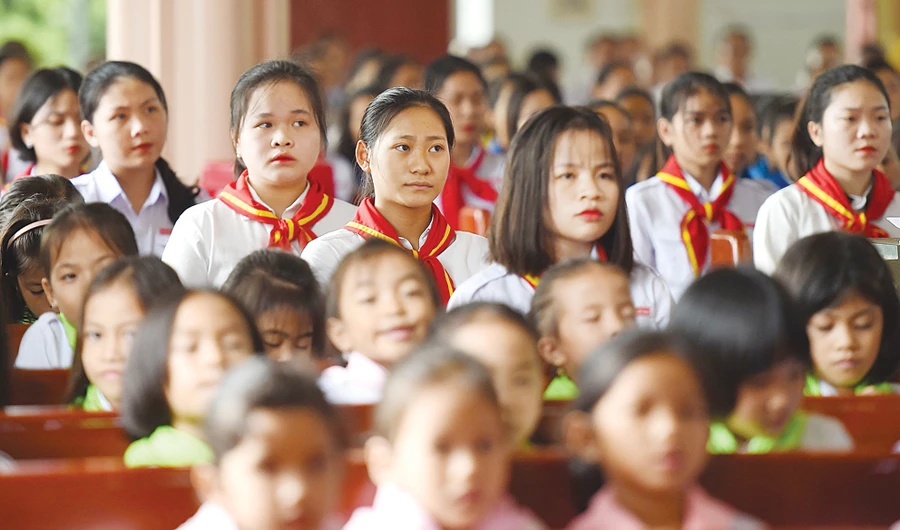 Vietnamese residents attend a prayer service for the 39 UK truck victims. (AFP)