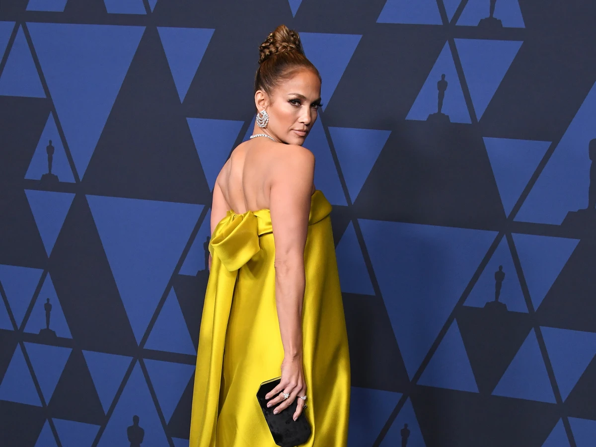 J. Lo outshines Oscars statuette on the red carpet in Lebanese gown