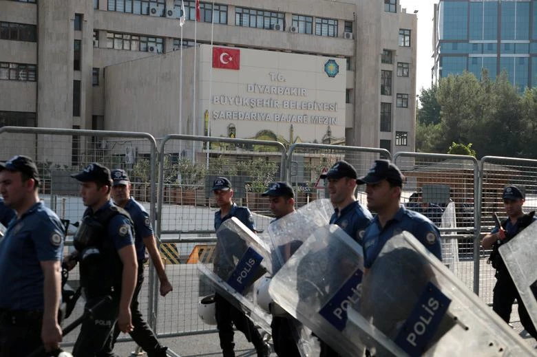Turkish police walk in front of the Metropolitan Municipality headquarters in Diyarbakir, Turkey, August 19, 2019. (Reuters)