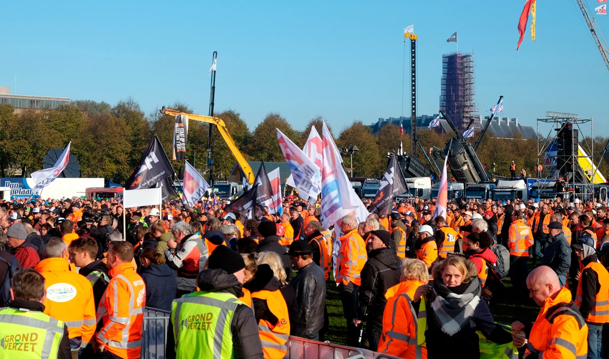 Construction workers gather for a demonstration in The Hague to protest government limits on nitrogen emissions. (AP)