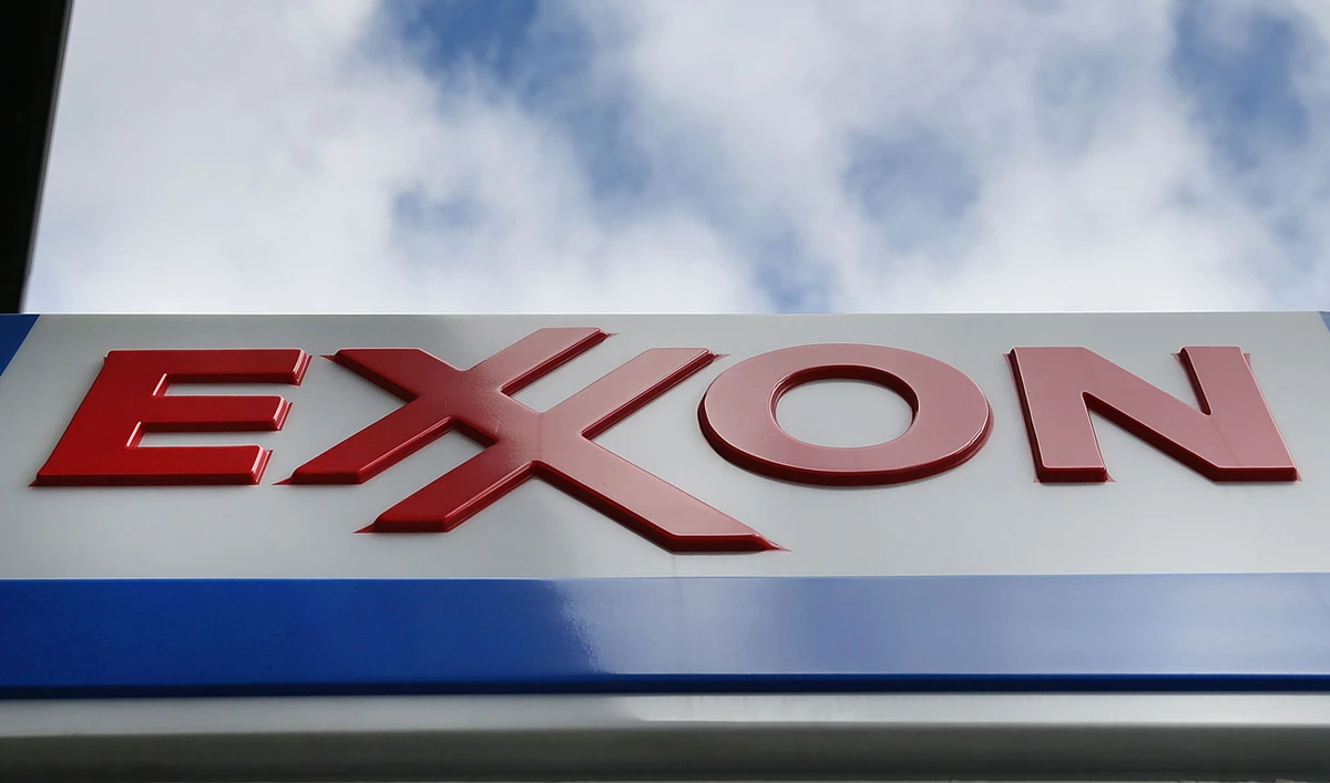 Exxon, Chevron earnings plunge on lower oil prices