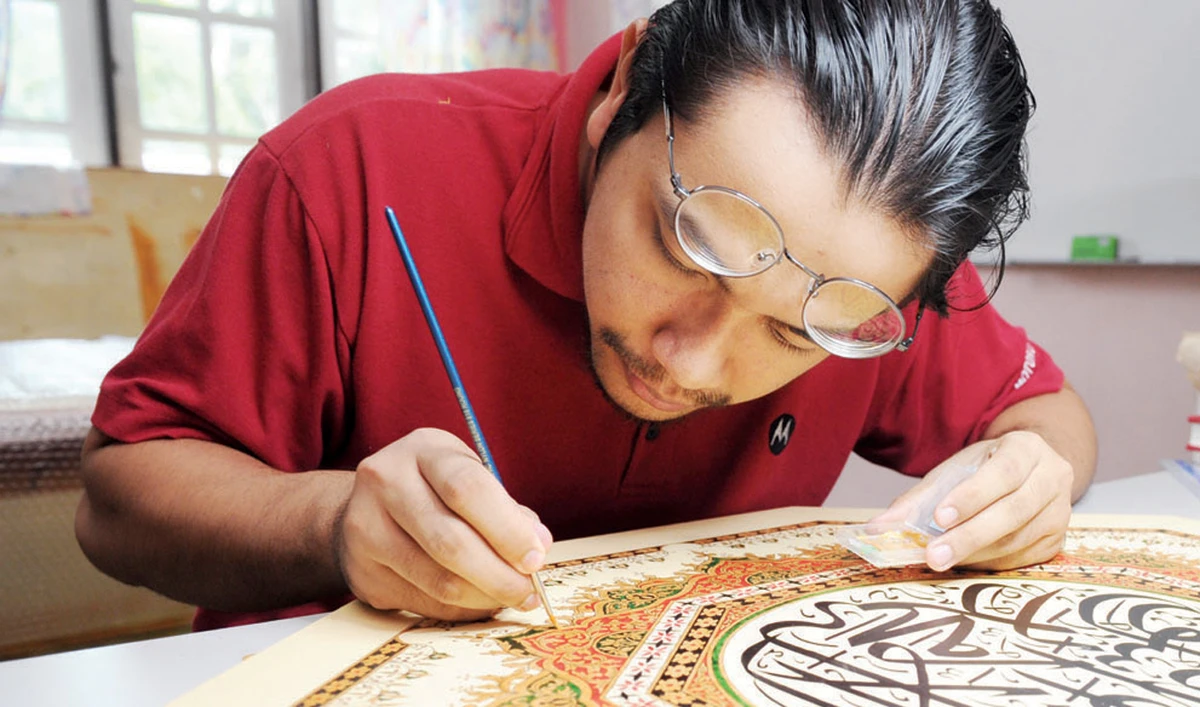 Hafizan Halim decorates the Shahadah with an ornament akin to the Terengganu school of illumination. (Photo courtesy of Hafizan Halim)