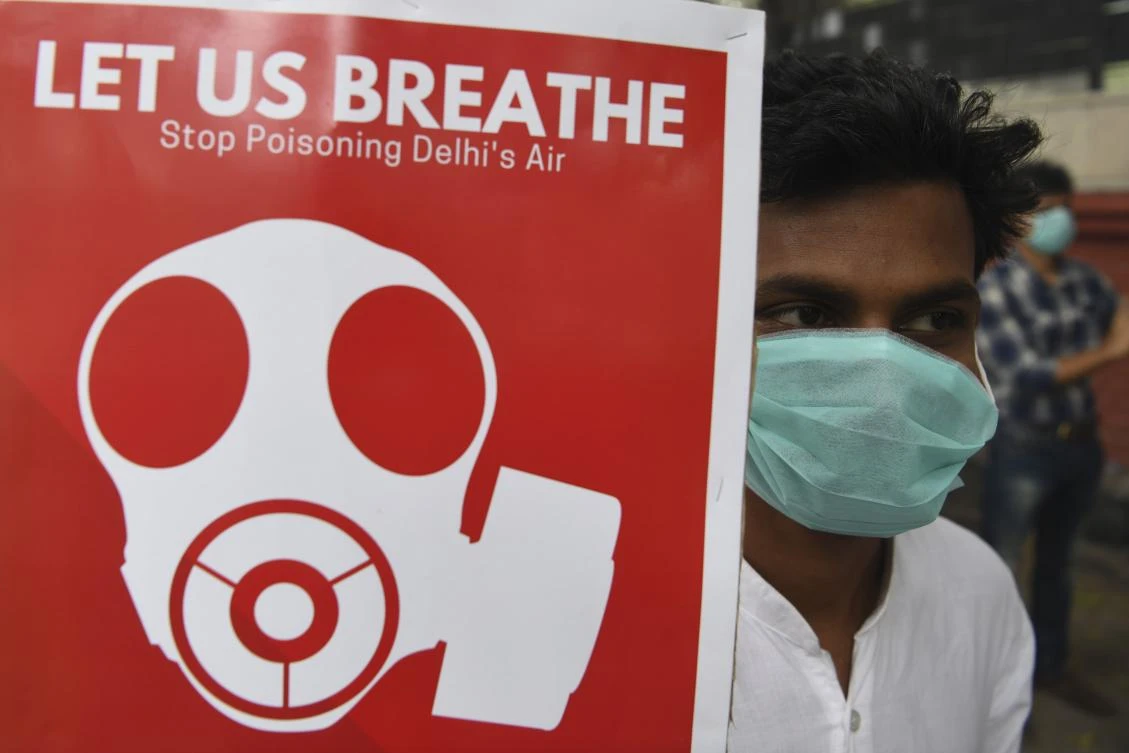 The reading for Delhi pollutants in the atmosphere hit 810 micrograms per cubic meter in Delhi on Sunday morning. (AFP)