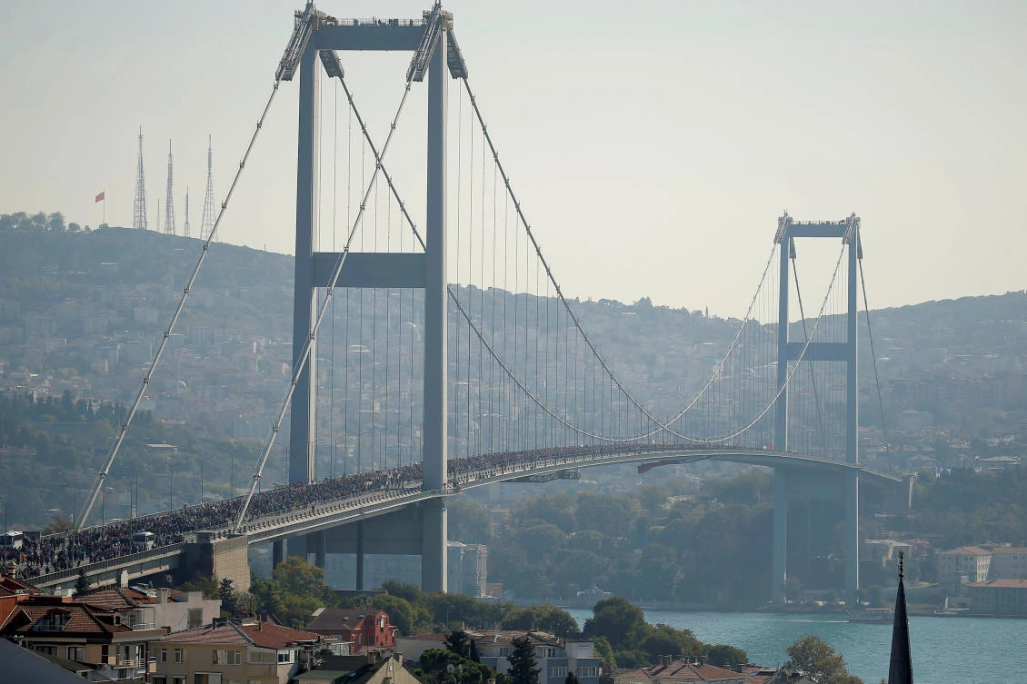 Participants run on the July 15 Martyrs' Bridge, known as the Bosphorus Bridge, which links the city's European and Asian sides, during the 41st annual Istanbul Marathon in Istanbul, Turkey, November 3, 2019. (Reuters)