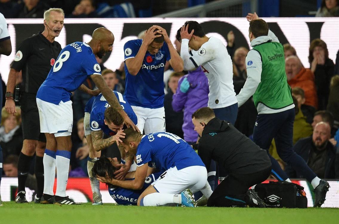 Teammates comfort Everton's Portuguese midfielder André Gomes after suffering a horrific injury against Tottenham. (AFP)