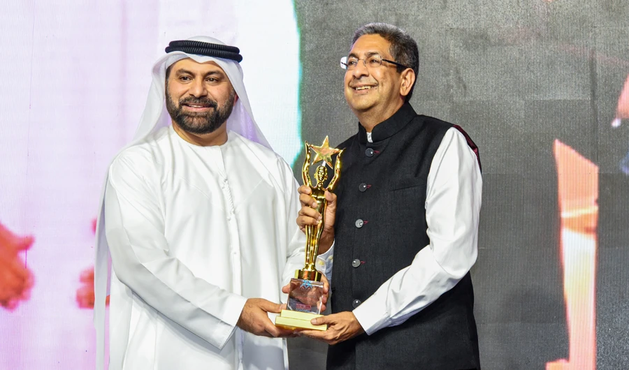 Ishwar Chugani, managing director of Giordano Middle East, receives the award from Younus Al-Mulla, chairman of the Middle East Council of Shopping Centers and Retailers.