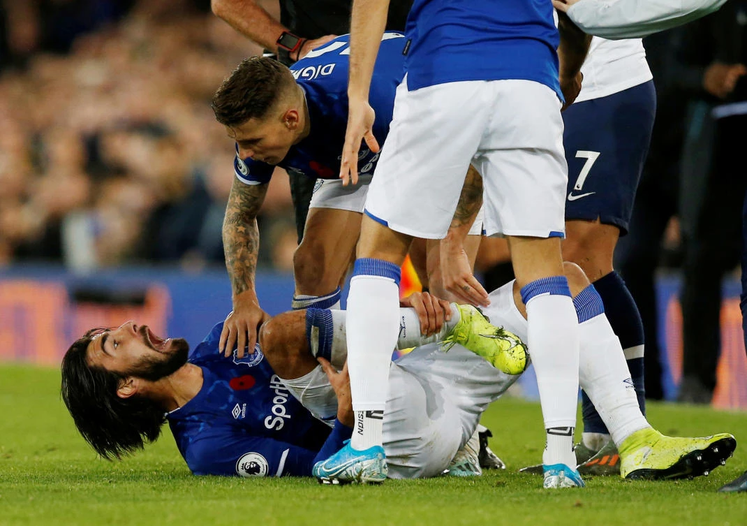 Everton's Andre Gomes reacts after sustaining an injury on November 3, 2019. (Reuters)