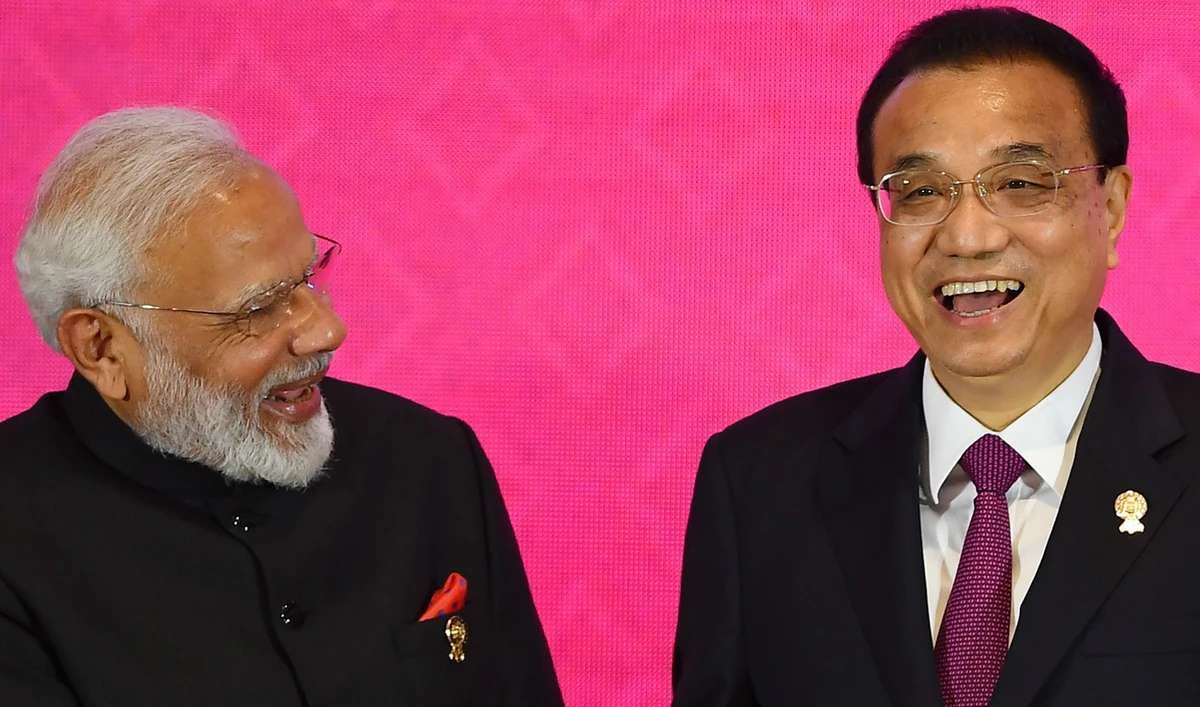 India's Prime Minister Narendra Modi shakes hands with China's Premier Li Keqiang. (AFP)