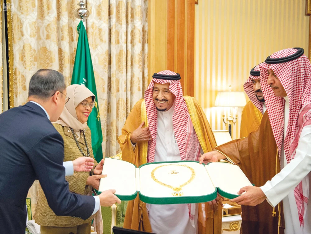 King Salman presents King Abdul Aziz necklace to the President of Singapore Halimah Yacob in Riyadh. (SPA)