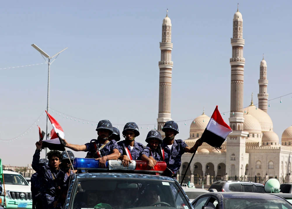 Houthi police troopers ride on the back of a patrol truck in Sanaa on November 5, 2019. (REUTERS/Khaled Abdullah)