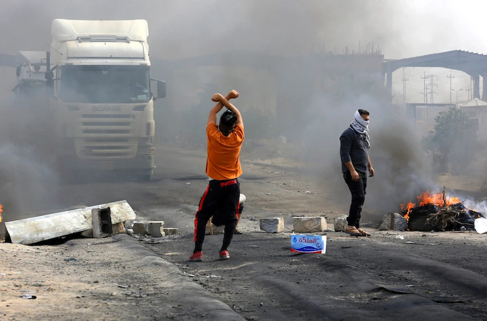 Anti-government protesters re-block the port of Umm Qasr Iraq, Thursday, Nov. 7, 2019. Iraqi security and medical officials say the country's main port has closed again after brief resumption of services. (AP)