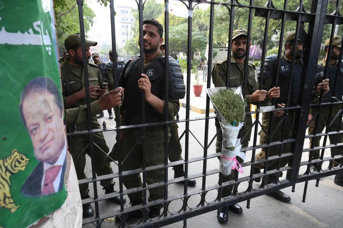 Pakistani policemen stand guard on the gate of a hospital before shifting jailed Pakistan's former prime minister Nawaz Sharif (unseen), in Lahore on November 6, 2019. (AFP)