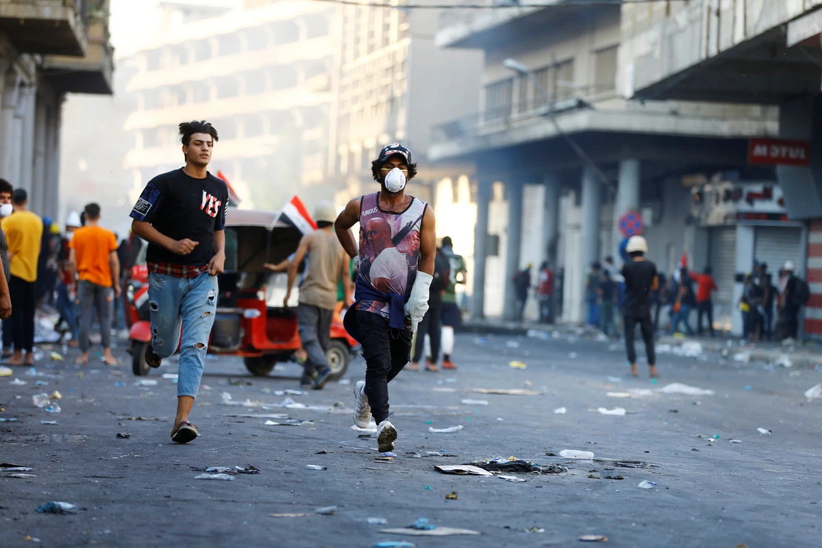 Iraqi security forces fired live ammunition at anti-government protesters in central Baghdad on Saturday, killing four and wounding more than 100 others, medical and security officials said. (Reuters)