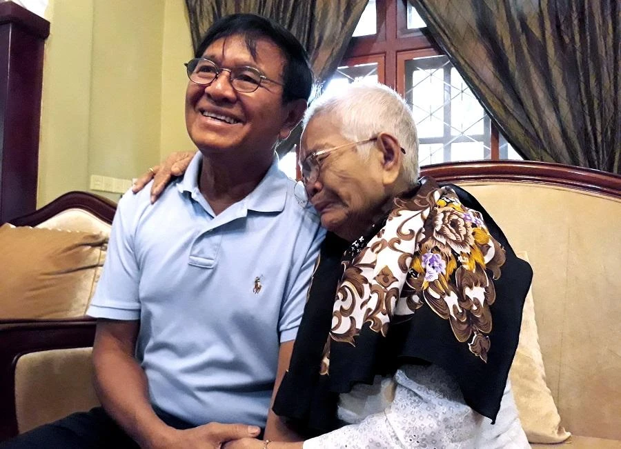 This photo taken on September 11, 2018 shows Cambodia's opposition leader Kem Sokha sitting with his mother Sao Nget while confined by the government at his residence in Phnom Penh. (File/AFP)
