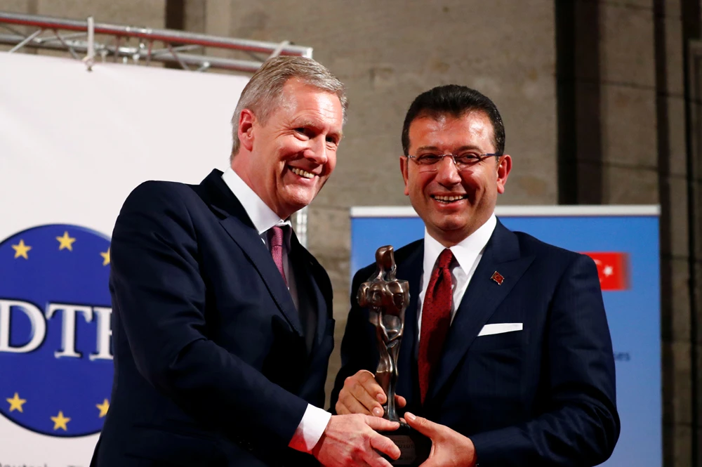 Istanbul Mayor Ekrem Imamoglu stands with former German President Christian Wulff after being awarded with the German-Turkish Friendship Award 'Kybele 2019' in Berlin, Germany, on Nov. 8, 2019. (REUTERS/Fabrizio Bensch)