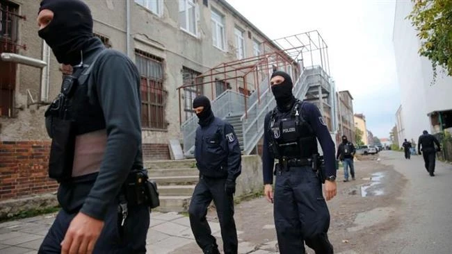 German special police members walk during a raid on a piece of property in Berlin, Germany, September 22, 2015. (Photo by Reuters)