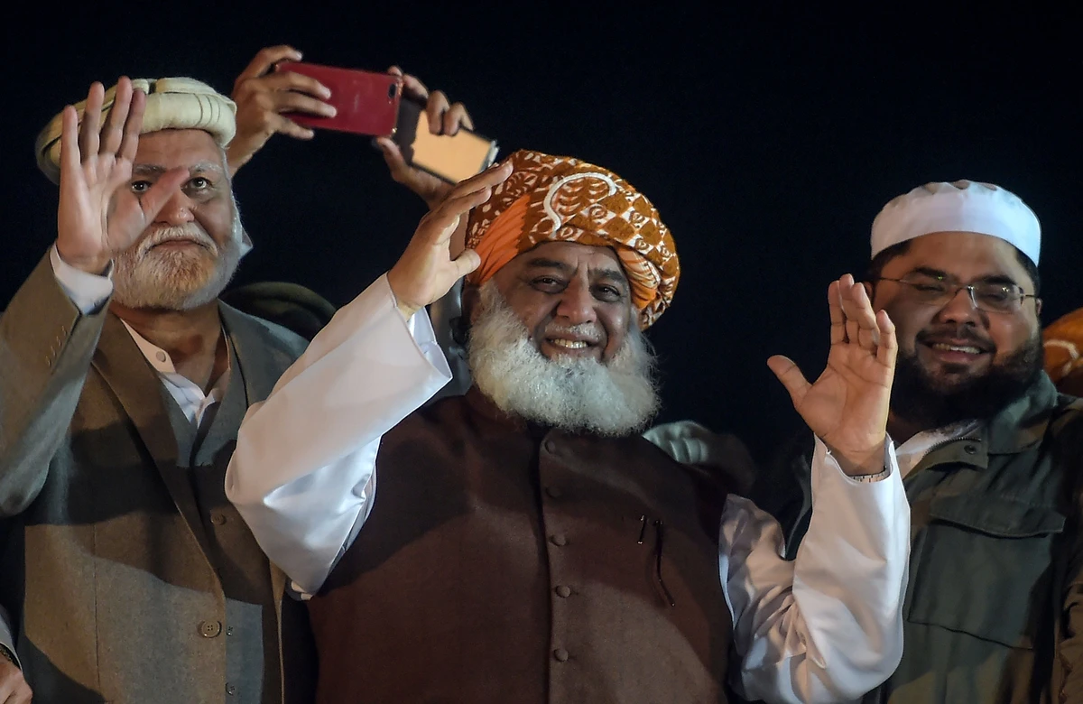 Jamiat Ulema-e-Islam (JUI-F) leader Maulana Fazlur Rehman (C), gestures to supporters during an anti-government "Azadi (Freedom) March" in Islamabad on November 13, 2019. (AFP)