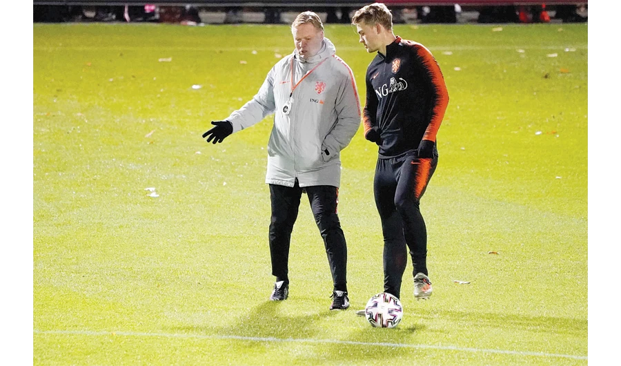 Dutch national team coach Ronald Koeman talks with Dutch defender Matthijs de Ligt during a training session in Zeist, Netherlands. (AFP)