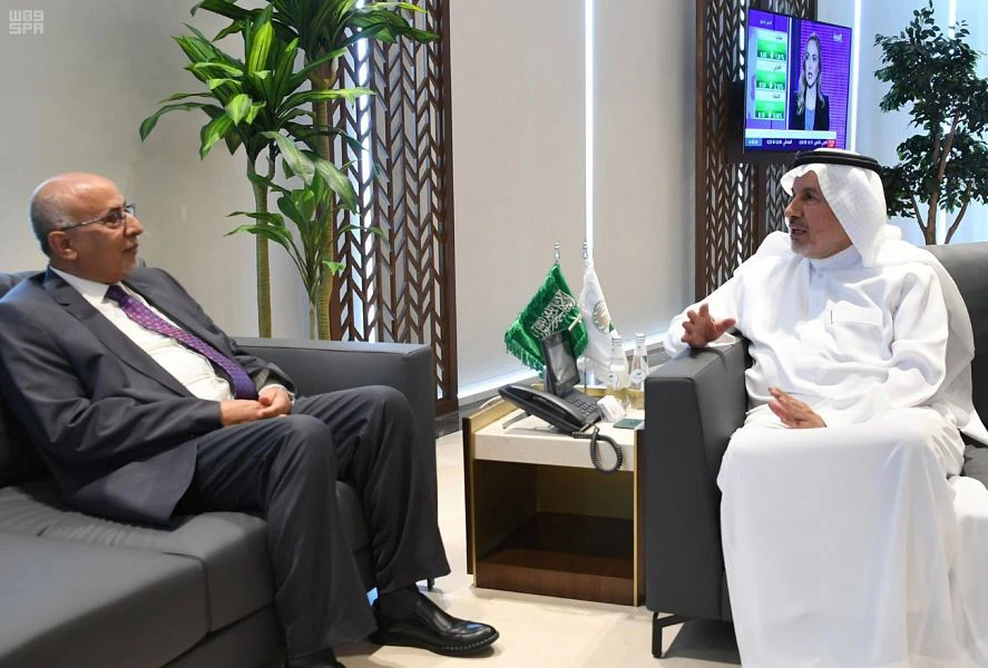 Dr. Abdullah Al-Rabeeah, KSRelief chief, and Abed Araqib Fateh, chairman of Yemen’s High Relief Committee, discuss ways to improve the istribution system in distributing relief aid in Yemen. (SPA)
