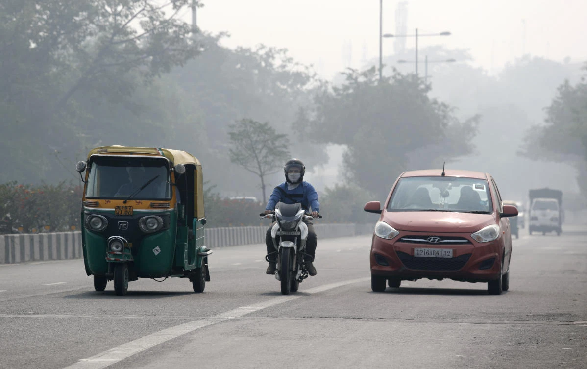 A scooterist wears a pollution mask and drives through thick smog in New Delhi, India, Tuesday, Nov. 12, 2019. (AP)