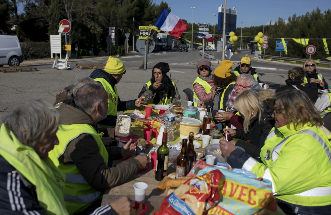 French ‘yellow vests’ shut down top Paris department store
