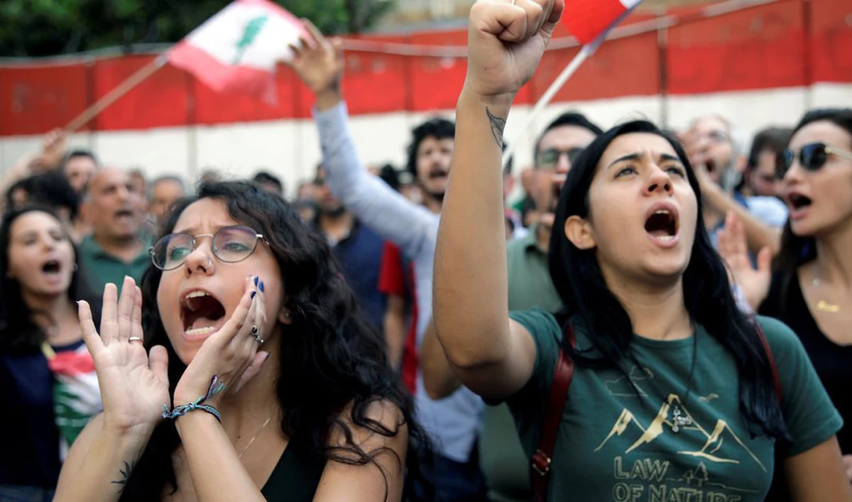 Protesters shout slogans outside Lebanon’s Central Bank in Beirut. (Reuters/File)