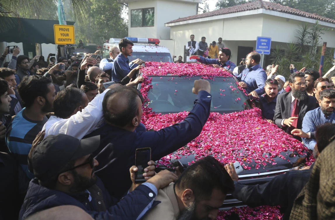 Ex-PM Sharif leaves Pakistan for medical treatment in London