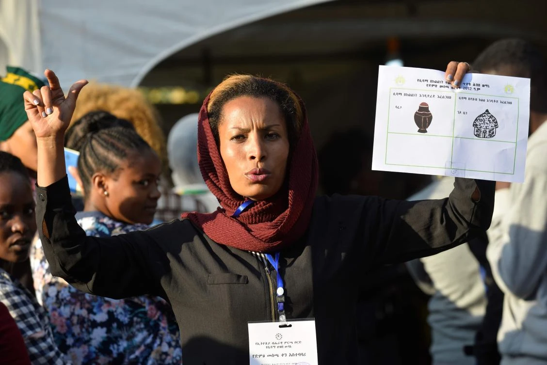 A poll official gives orientation on the ballot paper during the Sidama referendum in Hawassa, Ethiopia, on November 20, 2019. (AFP)