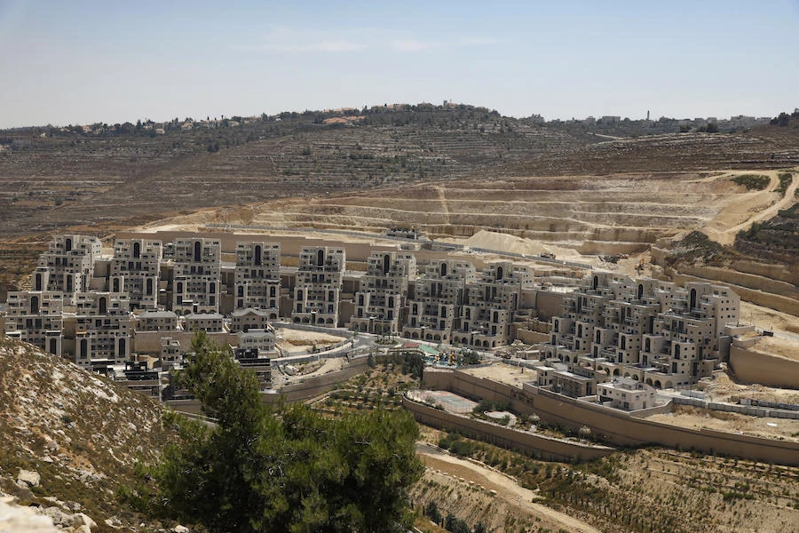 Palestinians: Israeli settlers torch cars in West Bank