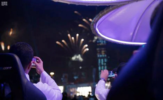 Lovers of heights dine in sky 50 meters above Riyadh