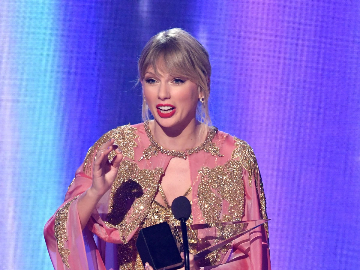 Swift moonwalks past Michael Jackson’s record at AMAs