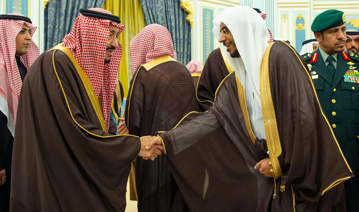 King Salman received Islamic scholars, princes and a group of citizens at the royal palace in Riyadh on Monday. (SPA)
